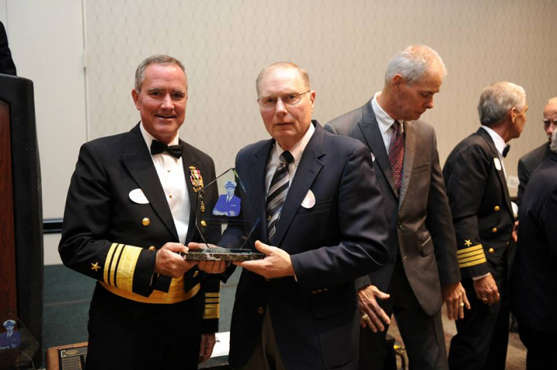 OTACS MIke Weir, USN (Ret) receives CAPT Kelly Award from VADM Connor